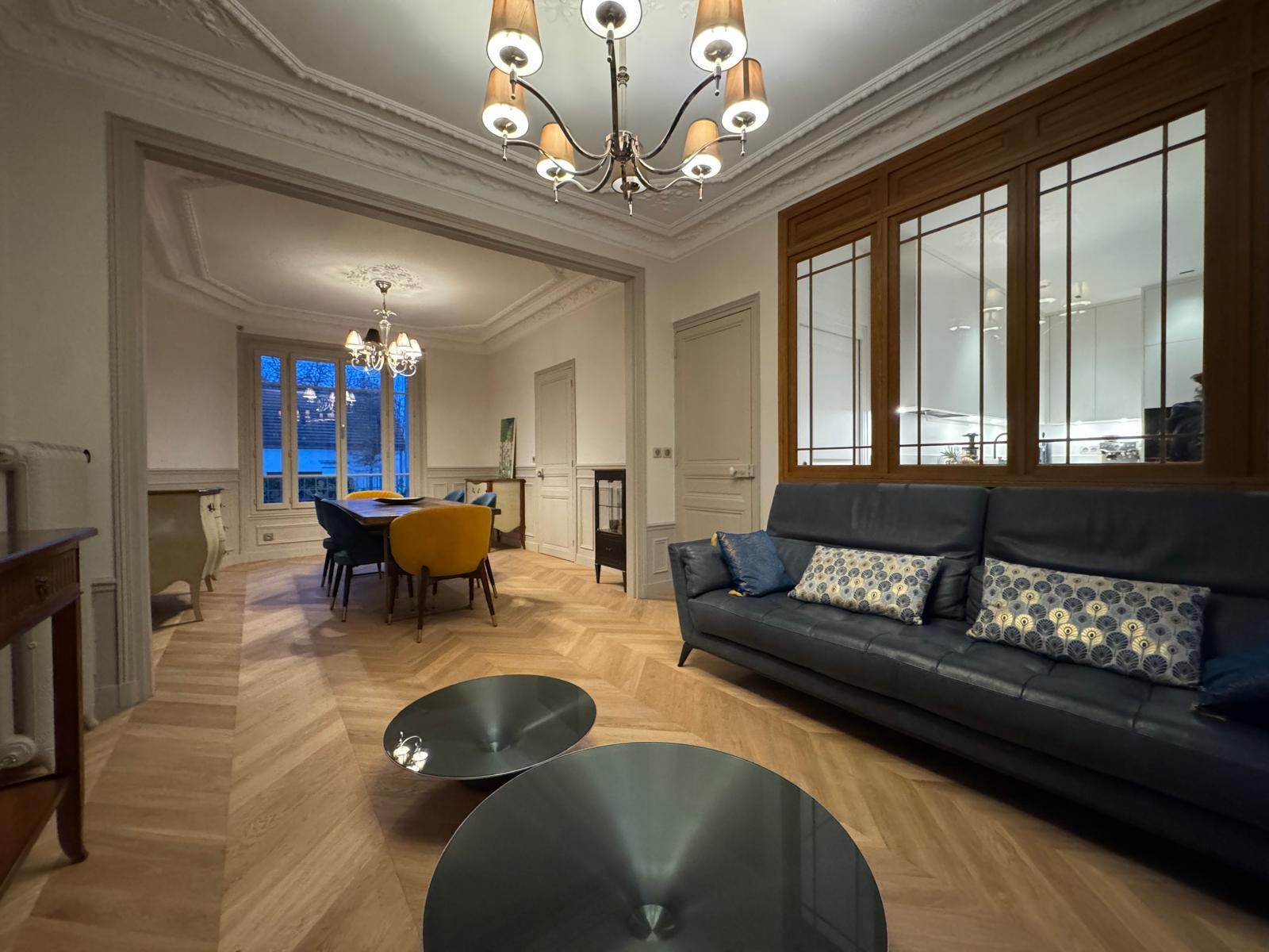 Séjour et salle à manger du pavillon à Yerres, parquet en point de Hongrie et verrière vers la cuisine