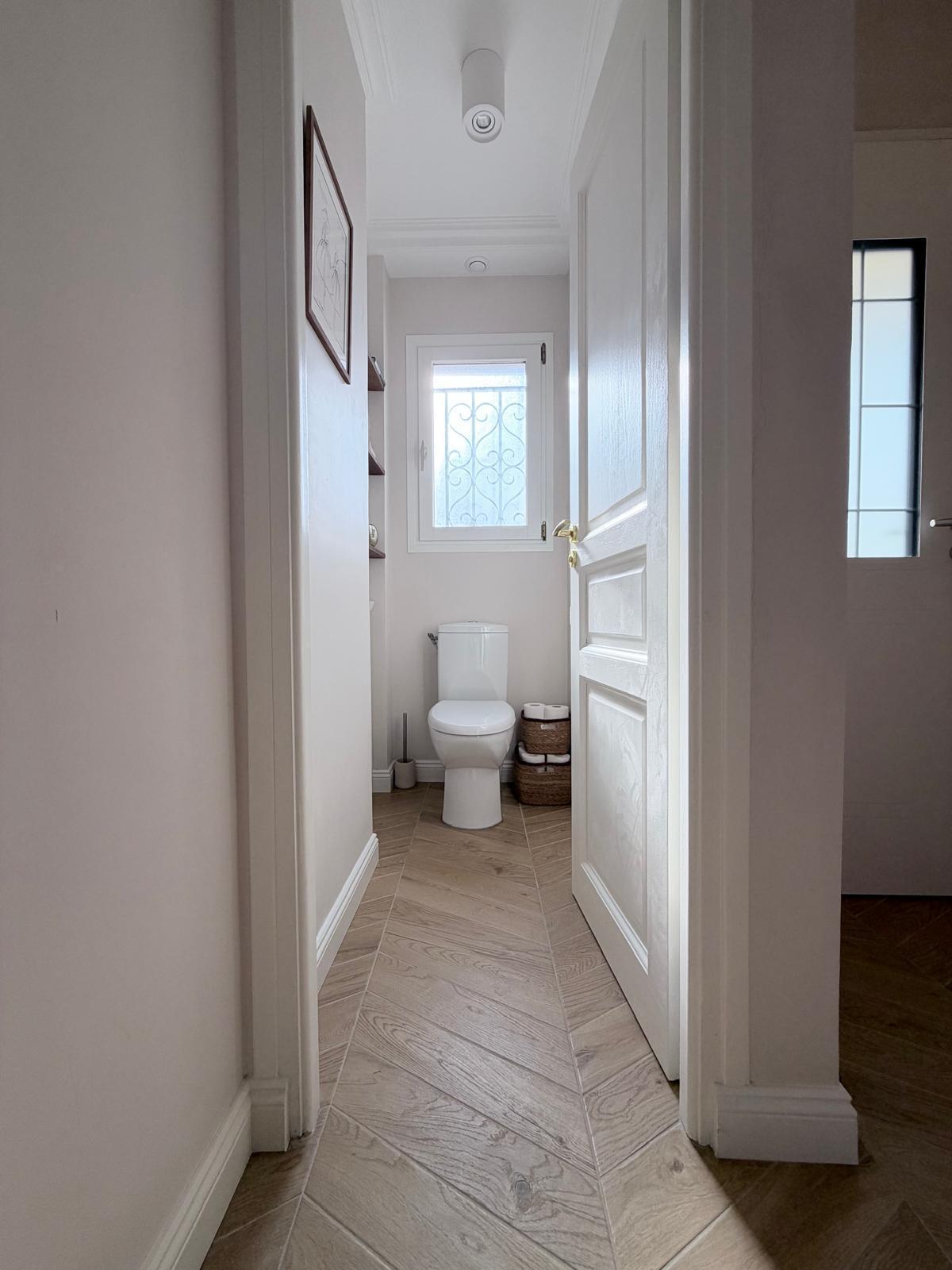 WC avec sol en chevron et fenêtre