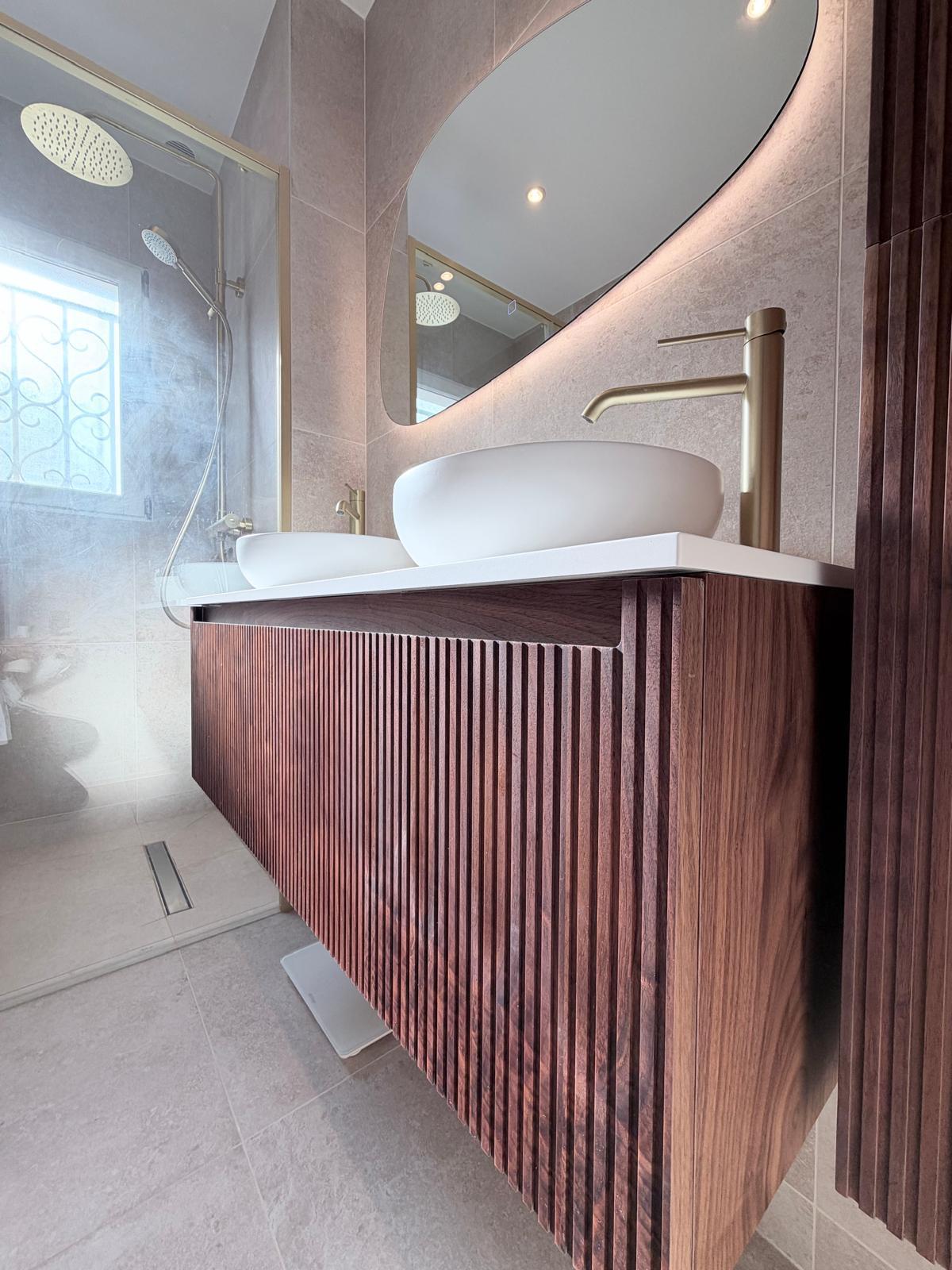 Meuble vasque en bois cannelé, vasques et douche
