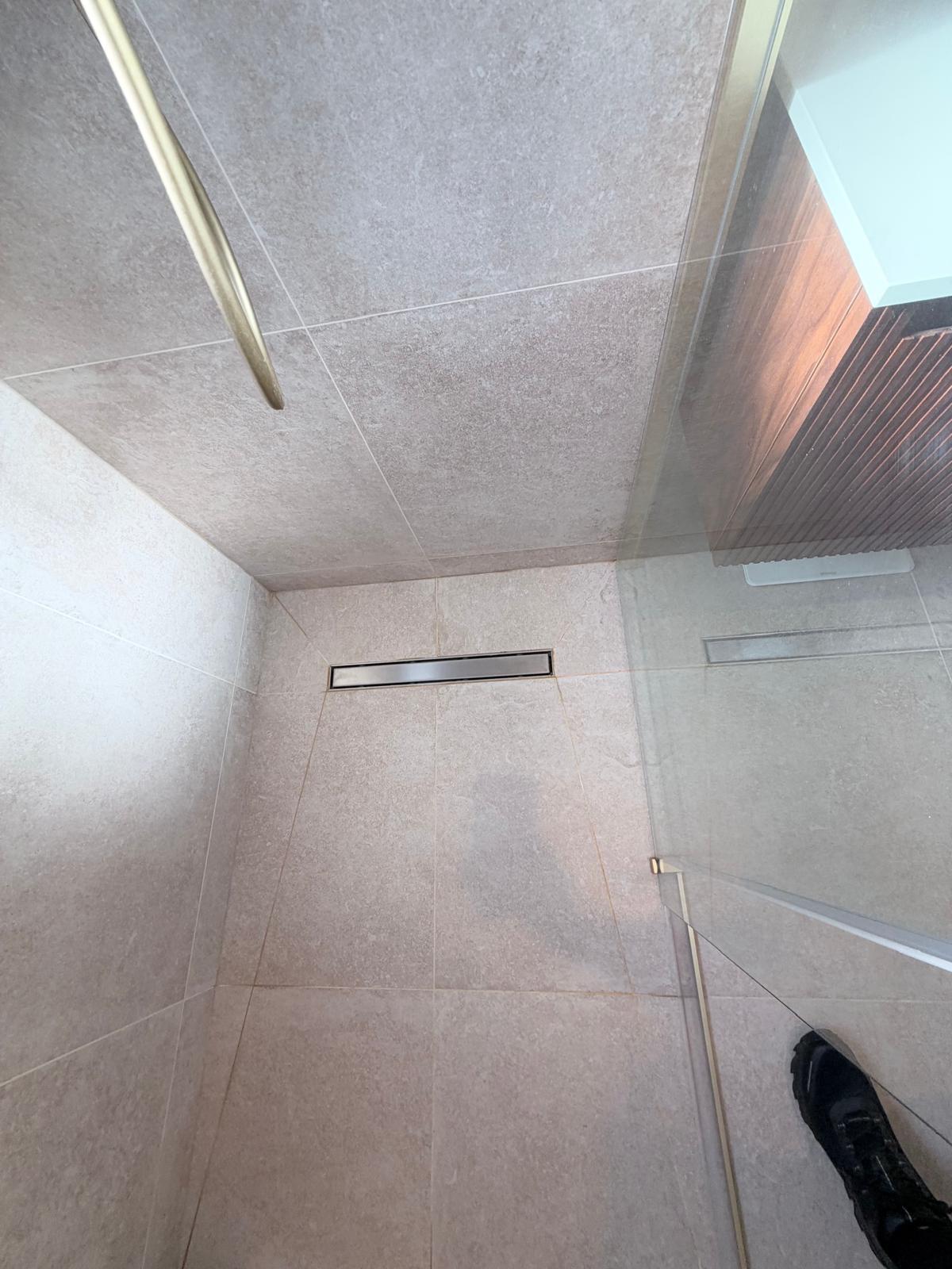 Douche à l'italienne et caniveau au sol