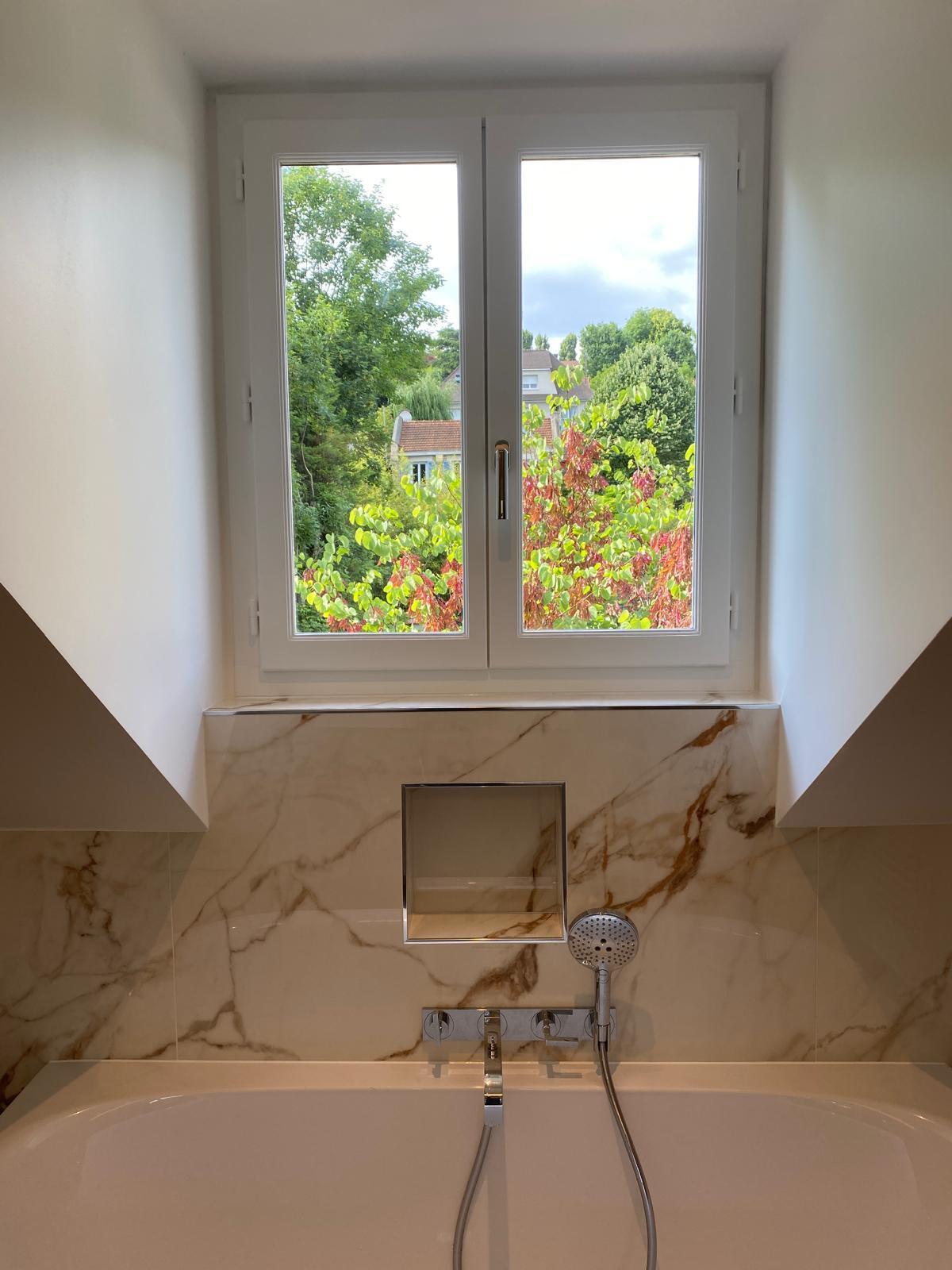 Baignoire sous la fenêtre, avec niche dans le carrelage