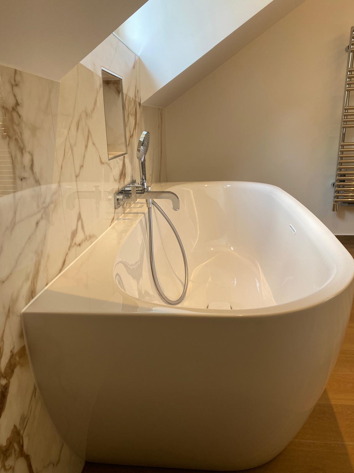 Baignoire îlot le long du mur effet marbre