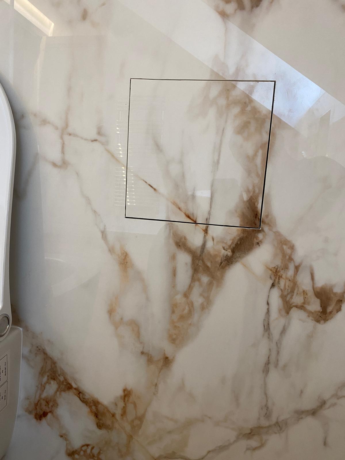 Niche intégrée dans le carrelage effet marbre