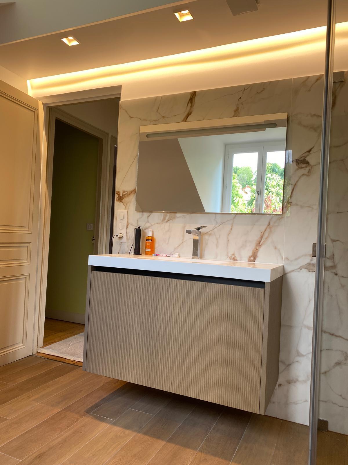Meuble vasque suspendu et miroir rétroéclairé
