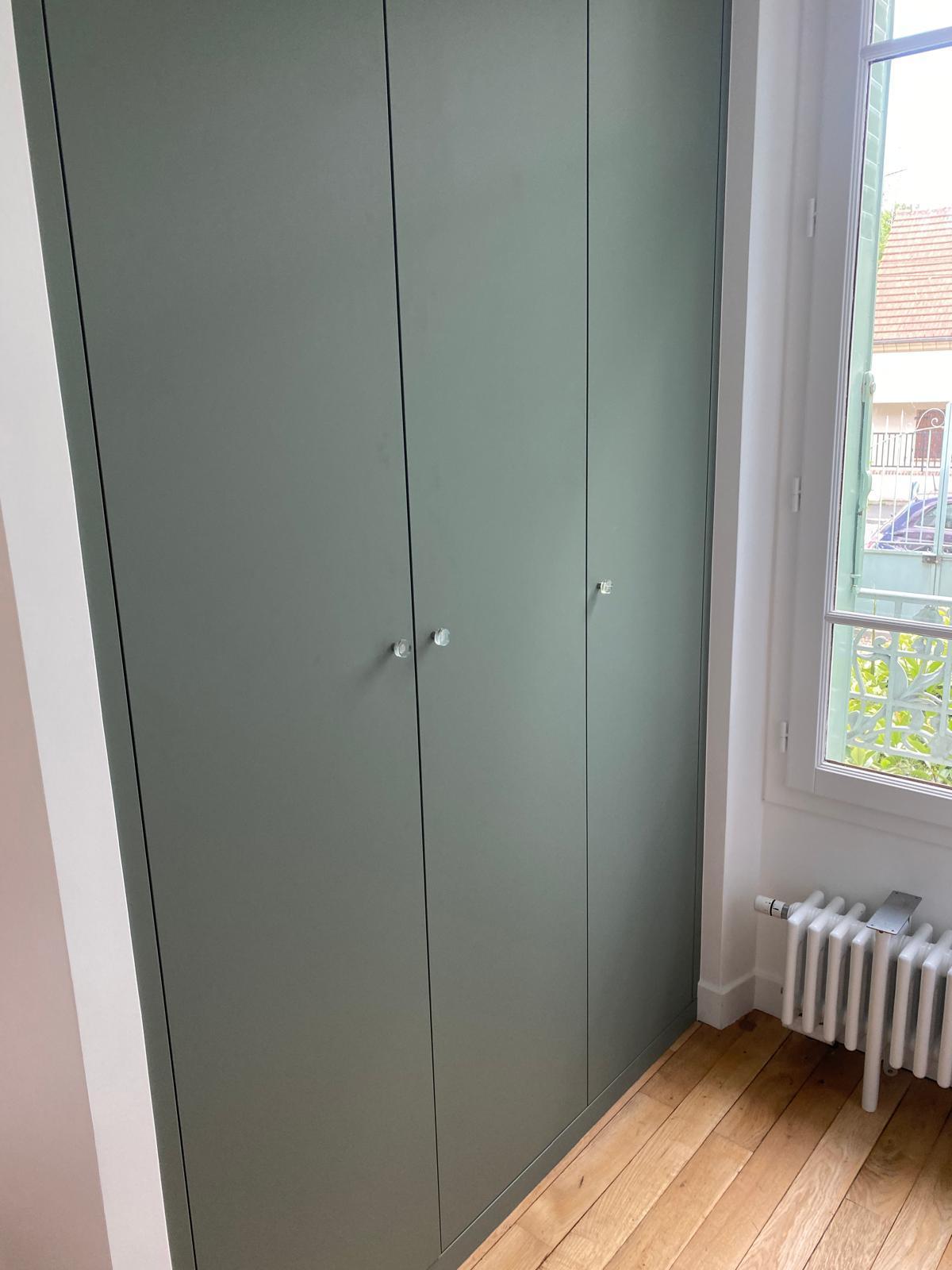 Dressing aux portes vert sauge