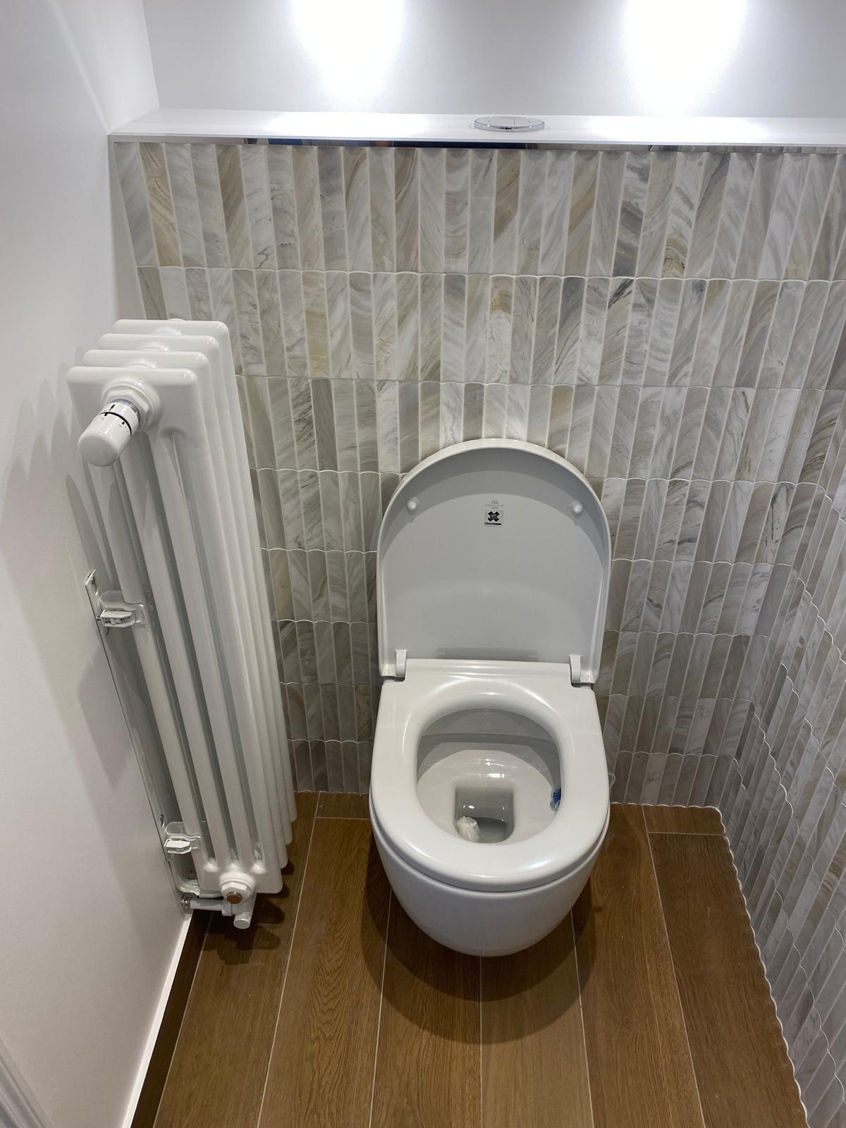 WC suspendu et faïence effet marbre
