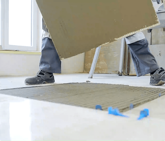 Le rez-de-chaussée en cours de démolition, cloisons déposées