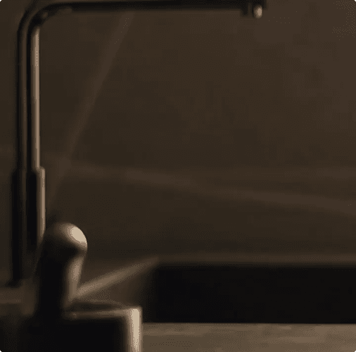 La cuisine noire ouverte avec îlot central